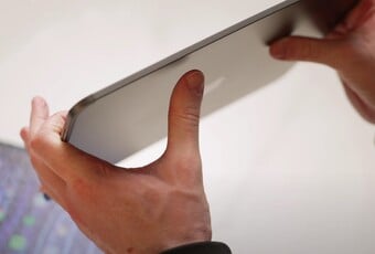 iPad Pro 2024 de 13 polegadas após os primeiros testes de flexão.