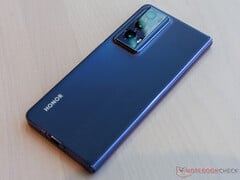 Honor o Magic V2 é vendido nas opções de cor Phantom Purple e Midnight Black. (Fonte da imagem: Notebookcheck)