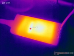 O adaptador CA atinge mais de 35 °C ao operar cargas exigentes