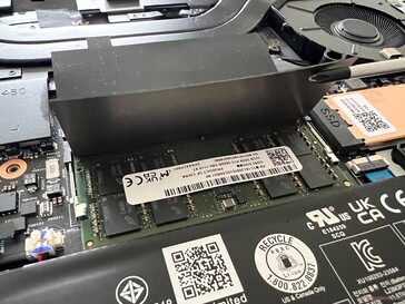 Dois slots SO-DIMM para até 96 GB de RAM