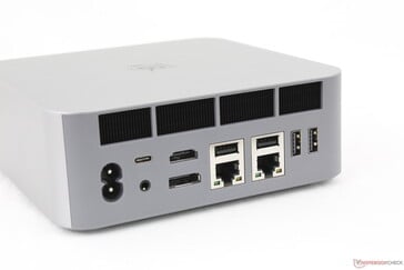 Traseira: Alimentação CA (sem fonte de alimentação externa), USB-C Thunderbolt 4 com DisplayPort + Power Delivery, fone de ouvido de 3,5 mm, HDMI (4K@60), DisplayPort 1.4 (4K@144), 2x RJ-45 (2,5 Gbps), 4x USB-A 3.0 (10 Gbps)