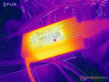 O adaptador CA atinge mais de 41 °C ao operar cargas exigentes