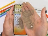Os dobráveis da Samsung sempre tiveram dificuldades para evitar que a sujeira e os detritos ficassem presos na tela e na dobradiça. (Fonte da imagem: JerryRigEverything)