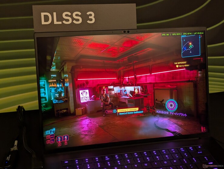 O Blade 16 do ano passado executando Cyberpunk 2077 em uma RTX 4090 nas configurações máximas