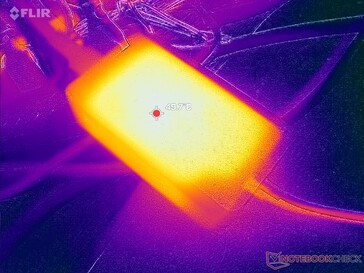 O adaptador CA atinge mais de 50 °C ao operar cargas exigentes por longos períodos