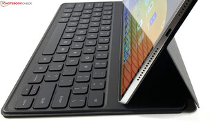 O teclado sustenta o tablet a 60 graus