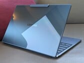 Análise do Lenovo Yoga Slim 9 14 Gen 10: Primeiro laptop com uma webcam de 32 MP sob a tela