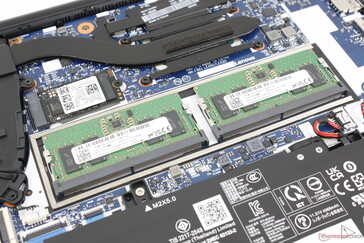 Dois slots DDR5 SODIMM acessíveis