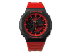 O logotipo da Carpa no relógio Casio G-Shock x Hiroshima Toyo Carp collab é acompanhado por índices e acentos vermelhos em um fundo preto. (fonte da imagem: Great G-Shock World)