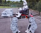 O senhor e engenheiro James Bruton construiu um AT-AT montável de Star Wars usando principalmente componentes impressos em 3D. (Fonte da imagem: YouTube / James Bruton)