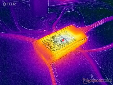 O adaptador CA atinge mais de 55 °C ao operar cargas exigentes