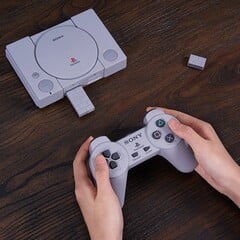 O 8BitDo Mod Kit para o controle original do PlayStation adiciona suporte a Bluetooth e uma bateria recarregável. (Fonte da imagem: 8BitDo)