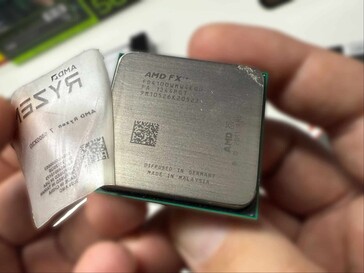 Imagem mostrando o adesivo removido do falso Ryzen 7 9800X3D. (Fonte da imagem: Hardware Busters)