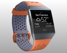 O Fitbit Ionic nas cores azul coral e laranja fogo (Fonte da imagem: Fitbit)
