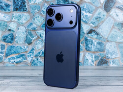 O iPhone 17 Pro é o melhor smartphone que o Notebookcheck conhece (Fonte da imagem: Daniel Schmidt / Notebookcheck)