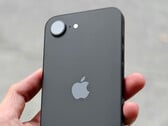 Espera-se que o iPhone 17e tenha o mesmo design de seu antecessor. iPhone 16e mostrado em preto. (Fonte da imagem: Thai Nguyen & Unsplash)