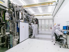A Rússia tem como meta a produção de chips de 28 nanômetros até 2030, mas ainda há lacunas. Na foto: Sala limpa da ASML com engenheiros trabalhando em equipamentos de fotolitografia (Fonte da imagem: ASML)