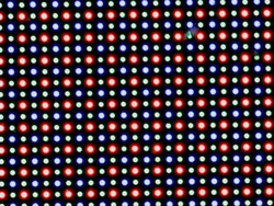 A tela OLED é baseada em uma matriz de subpixel RG/BG que consiste em um LED vermelho, um azul e um verde.